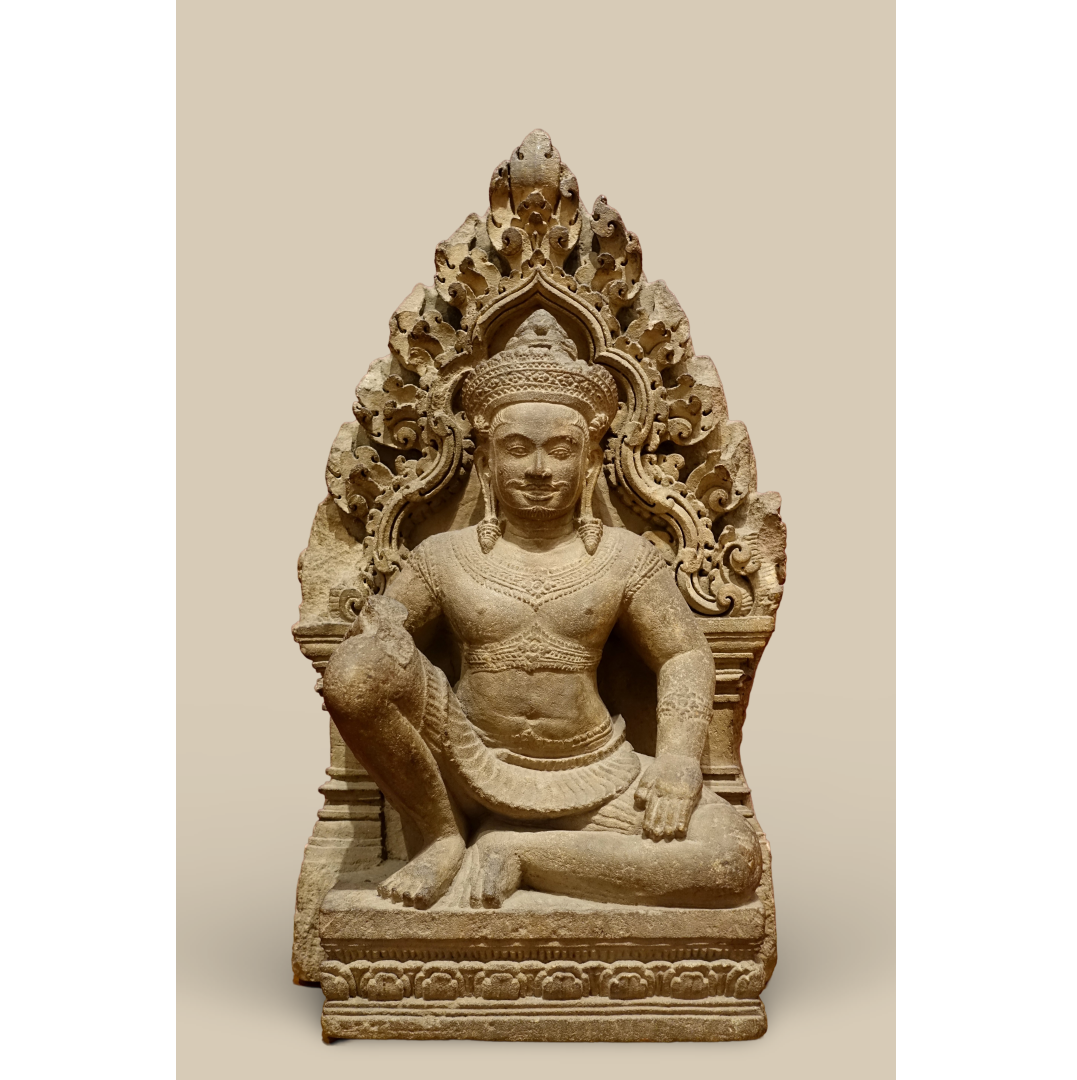CAB.4 - 300dpi - 3x2-png-seated-figure-in-a-niche-cambodia-bantey-srei-style-950-975- (Aangepast)